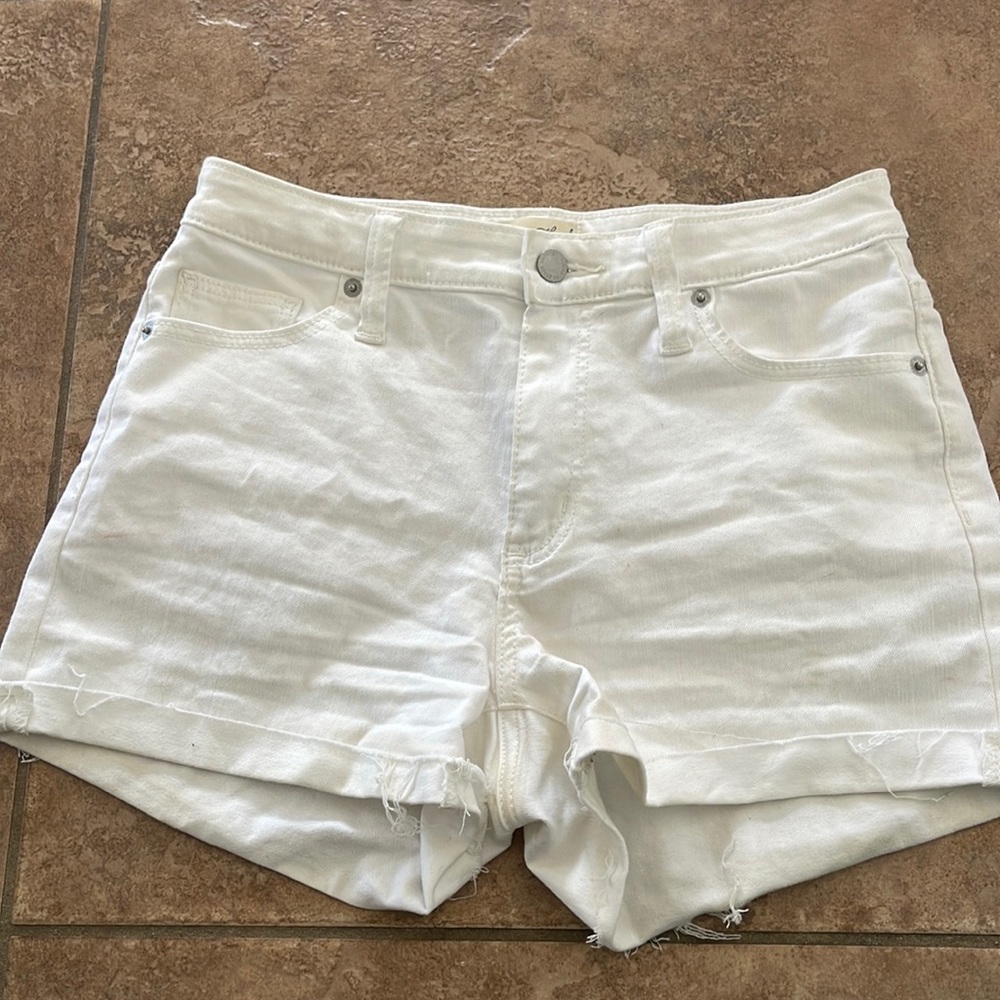 from universal thread size 2/26 91% cotton 7% polyester worn few times